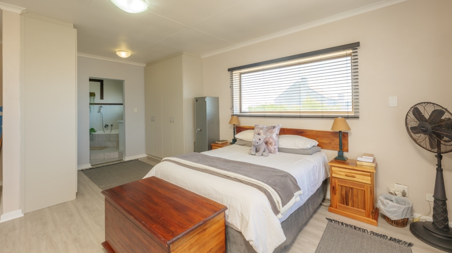 4 Bedroom Property for Sale in Struisbaai Western Cape